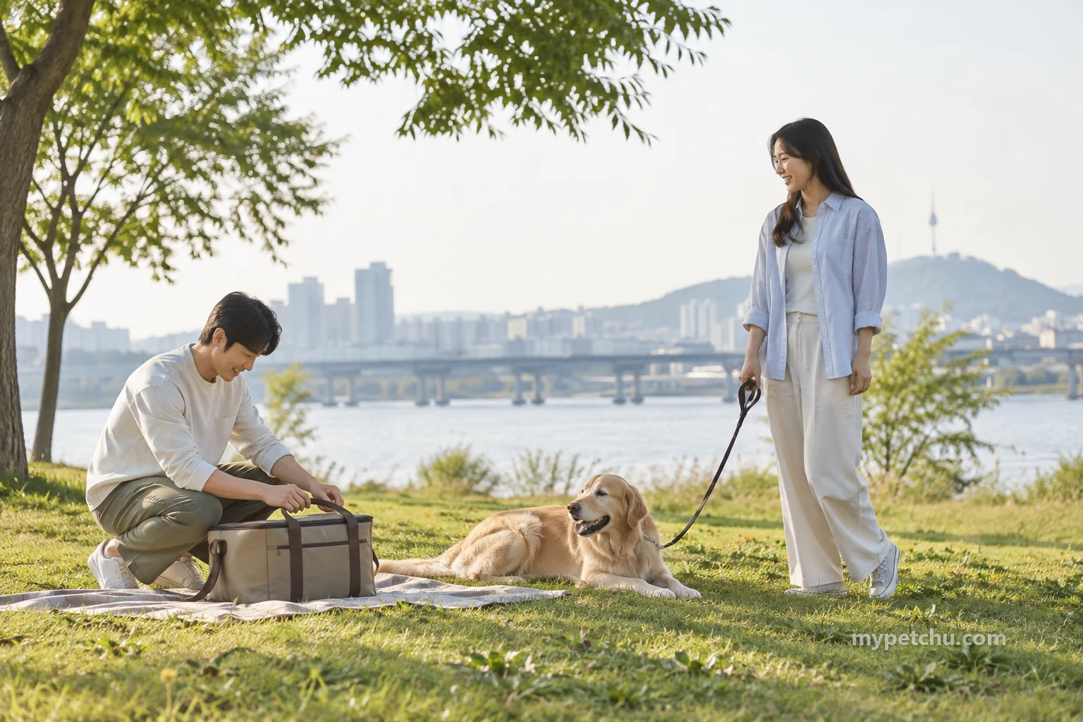 한 사람이 가방을 정리하고 다른 사람이 강아지의 줄을 잡은 장면