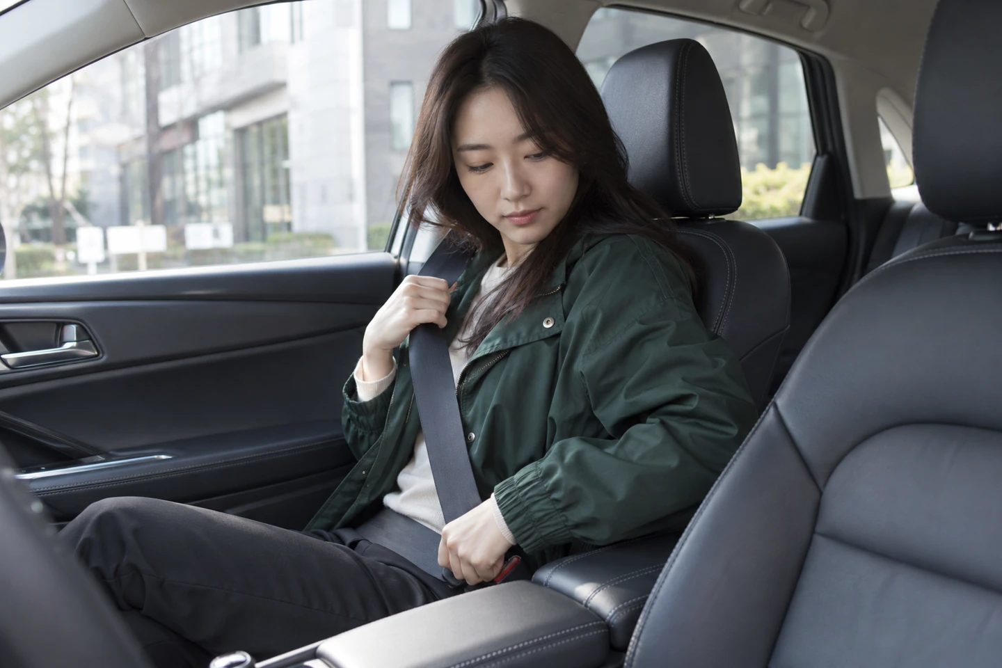 확정된 목적지를 기준으로 출발해요 — 예약 안내의 주소가 바뀌었다면 이유를 듣고 목적지도 함께 수정합니다. 시설 사진의 인상만으로 방문지를 정하지 않아요.