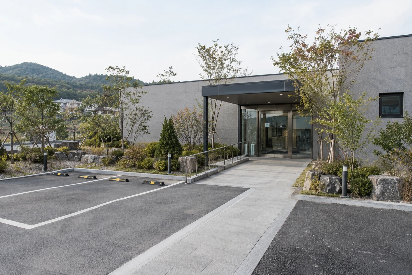 도착지의 진입 경로 — 주차 위치에서 입구까지의 길도 문의할 수 있습니다. 두 사진은 가상 이동 환경을 비교해 보는 예시입니다.