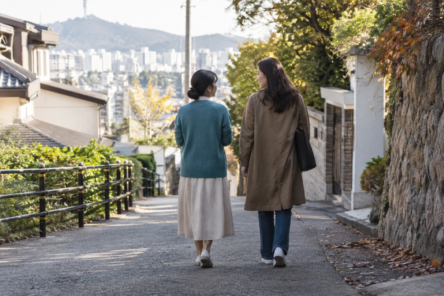 말하지 않고 함께 있어도 괜찮아요 — 대화를 원하지 않는 날에는 잠깐 걷거나 곁에 머무는 도움을 제안할 수 있습니다. 상대의 선택을 먼저 들어 주세요.