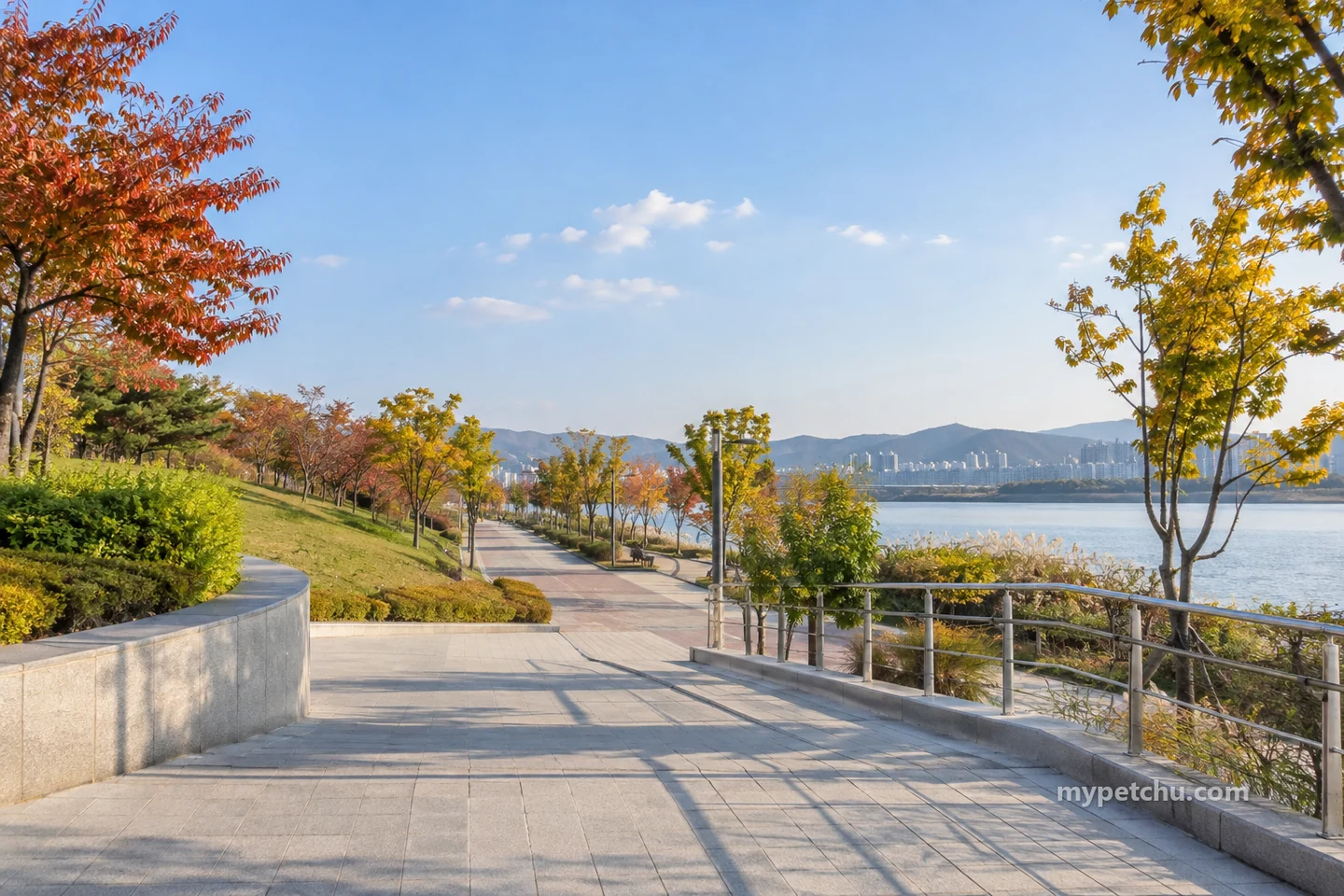 가상 강변의 넓은 보행로와 경사로