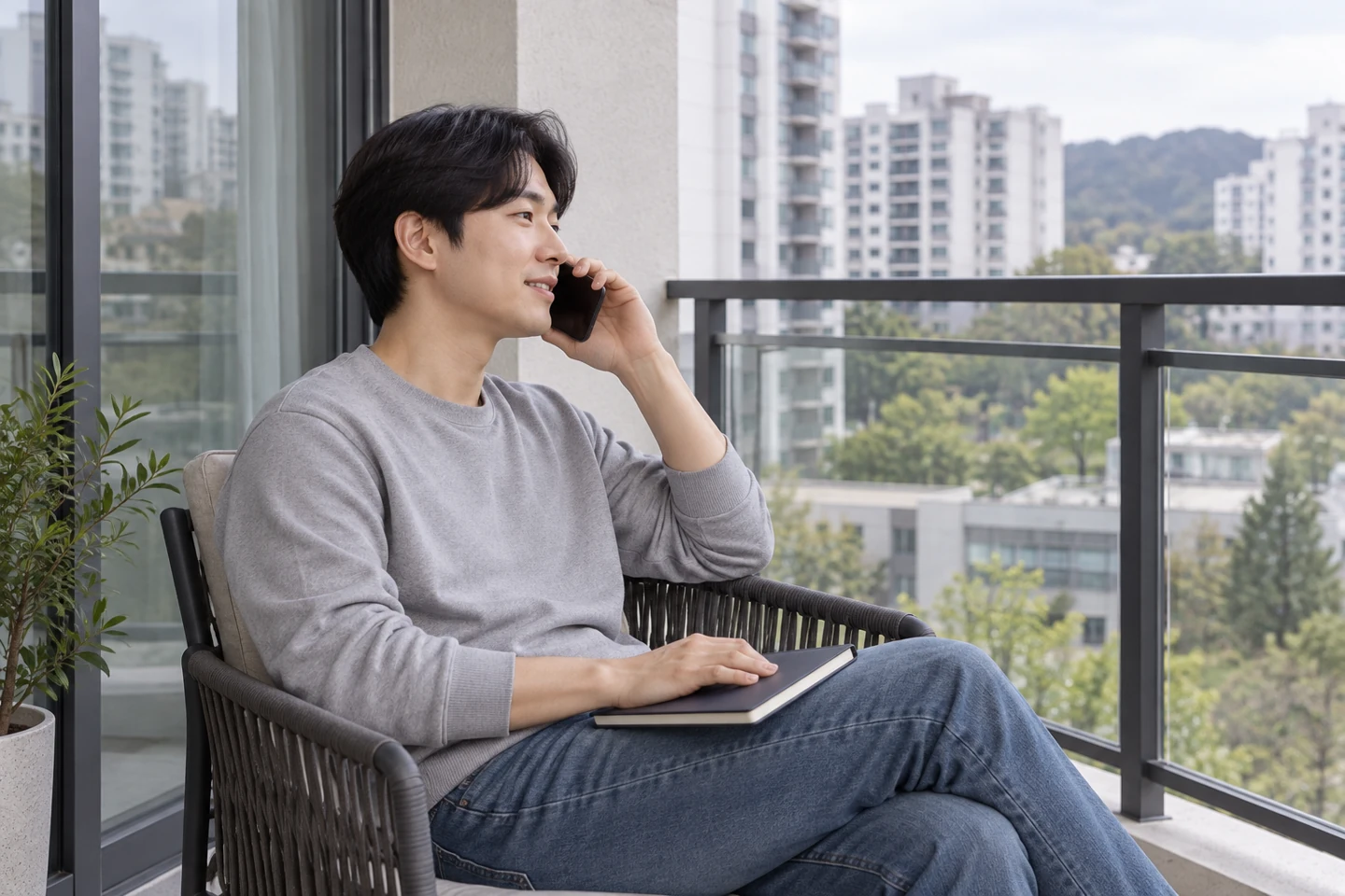 닫힌 노트를 무릎에 놓고 전화하는 사람