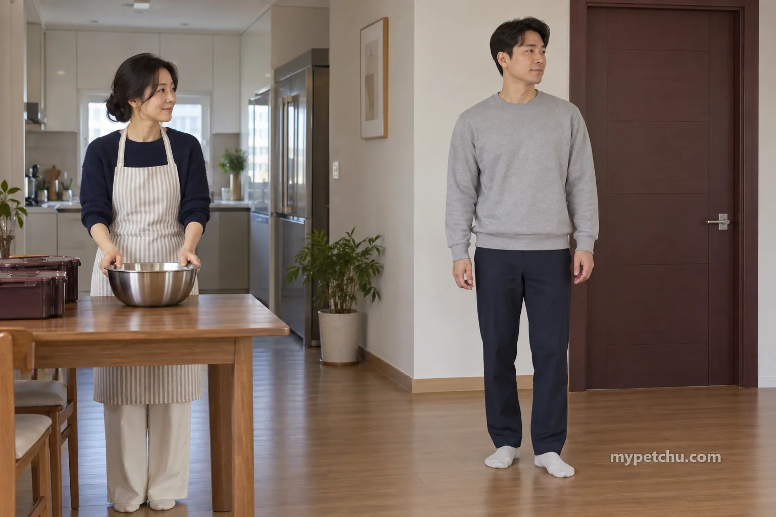 빈 대야를 다루는 사람과 떨어져 문과 길을 살피는 다른 사람
